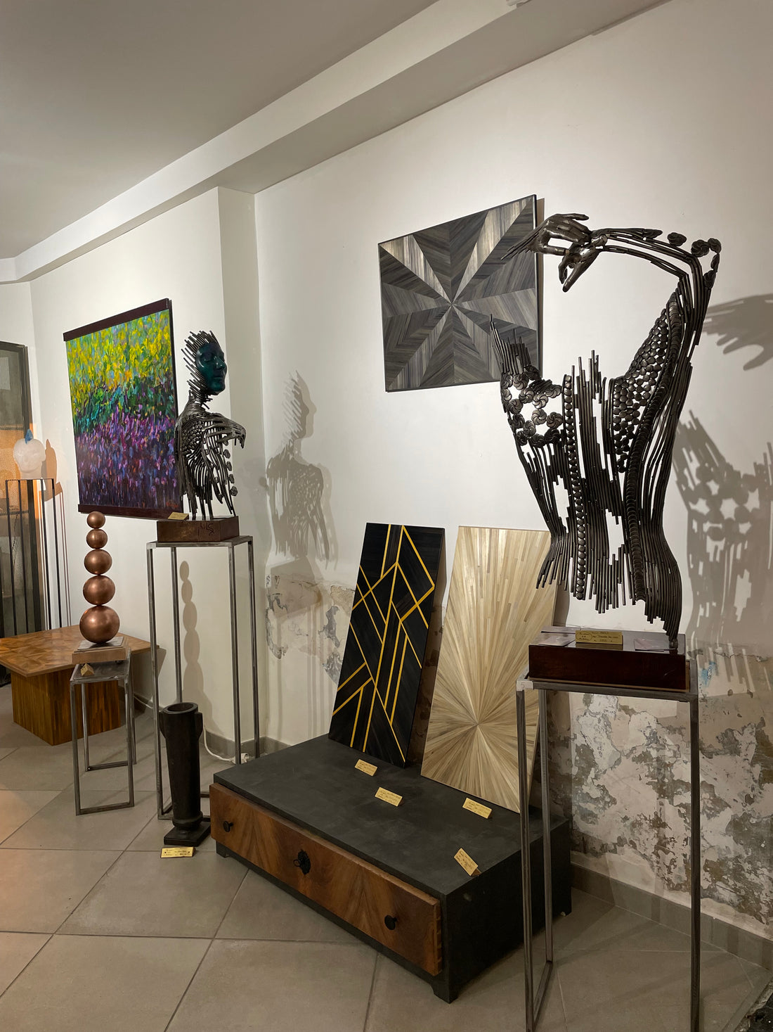 Intégrer la Marqueterie de Paille dans votre Décoration Intérieure : Élégance Naturelle et Chaleur Artistique