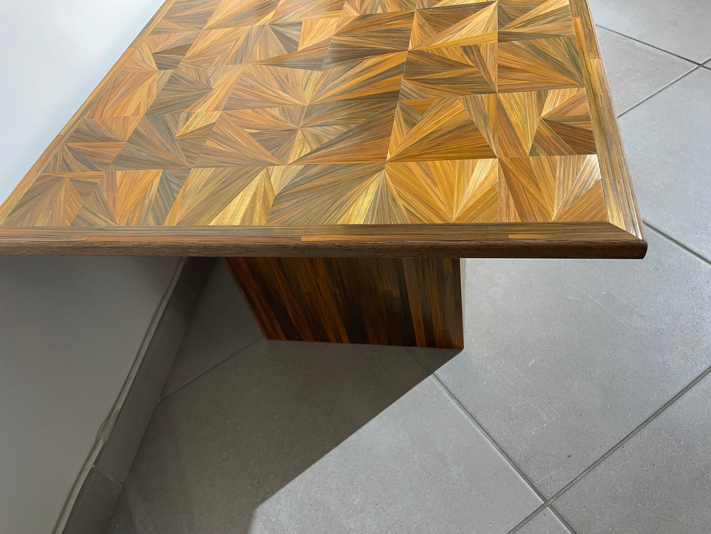 Table basse éventail en folie caramel fumé