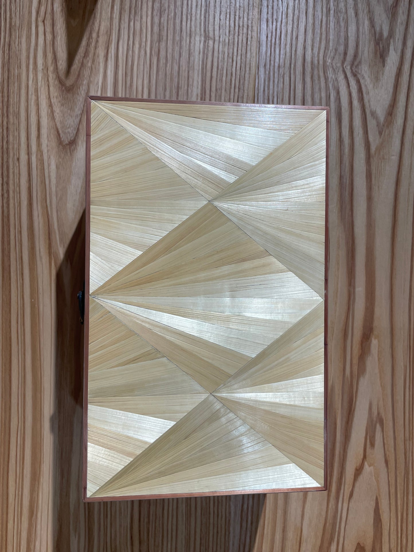 ÉCRIN SOLAIRE
Coffret en bois marqueté de paille – pièce unique