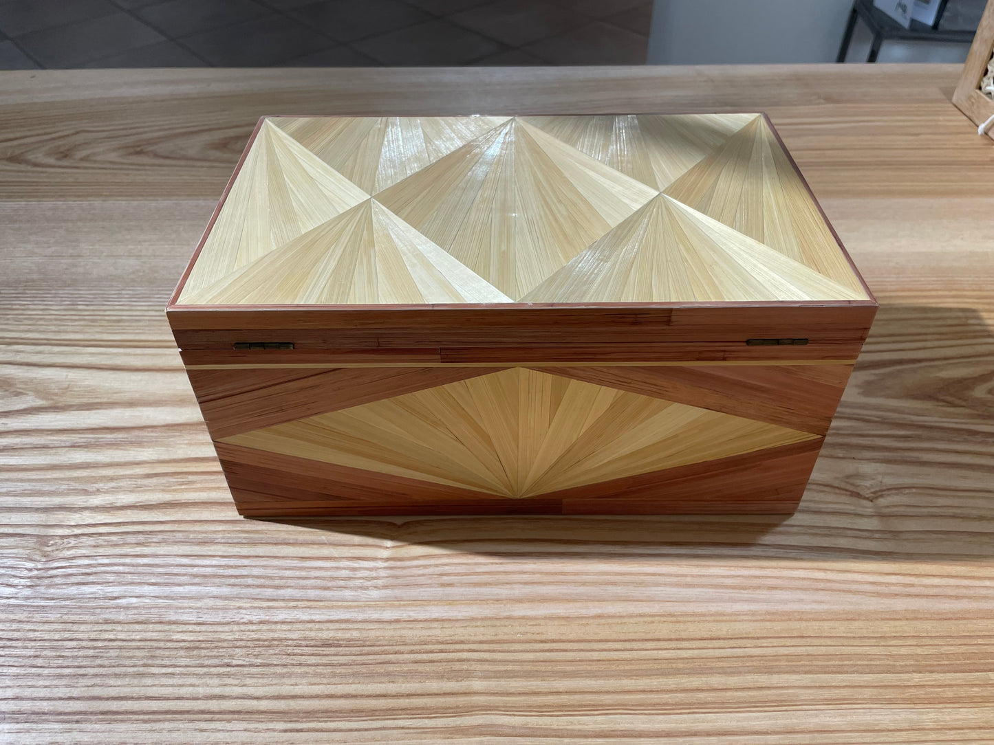 ÉCRIN SOLAIRE
Coffret en bois marqueté de paille – pièce unique