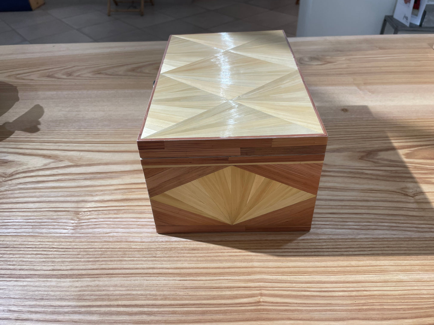 ÉCRIN SOLAIRE
Coffret en bois marqueté de paille – pièce unique