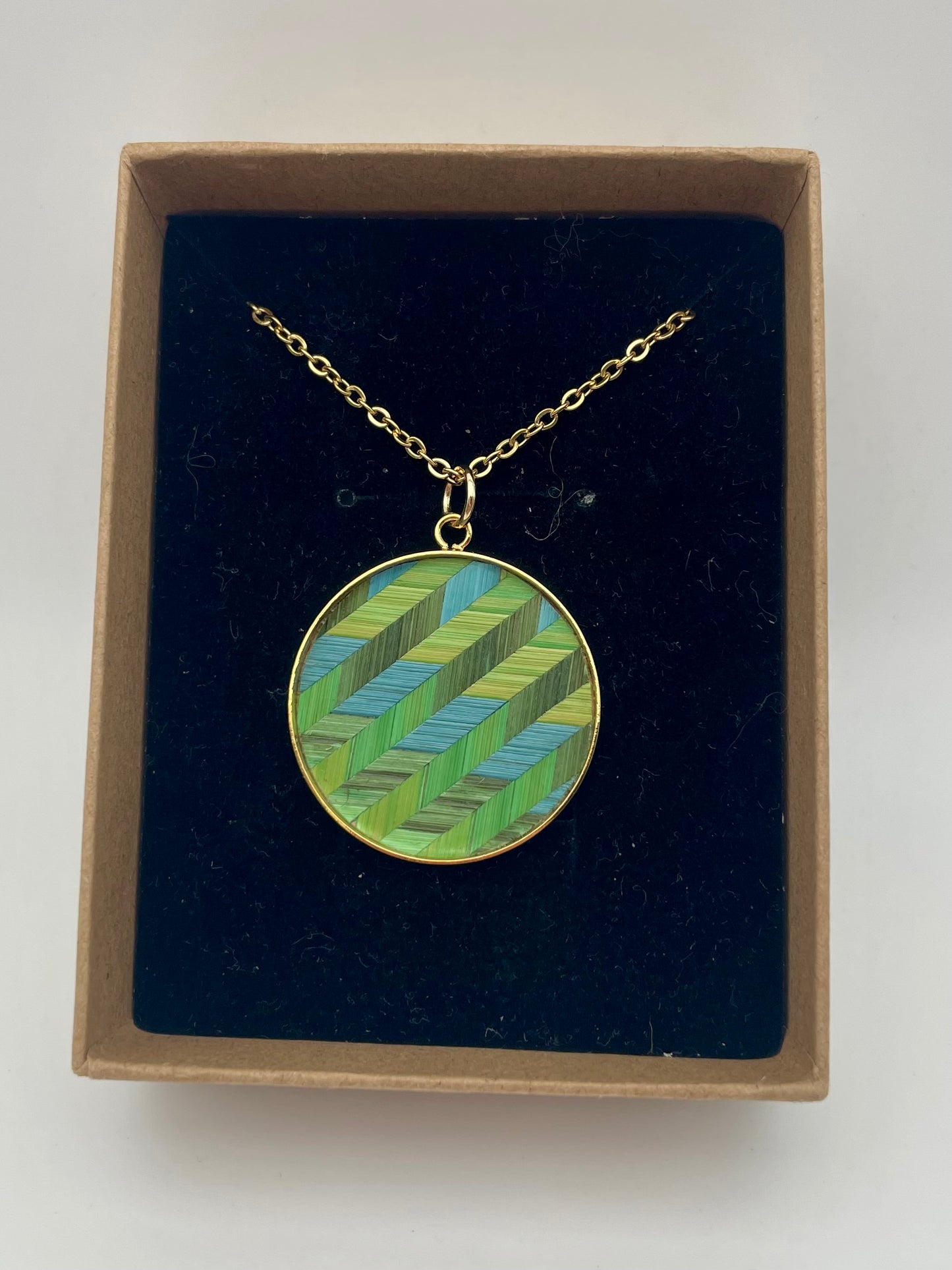 Pendentif médaillon (plusieurs coloris)