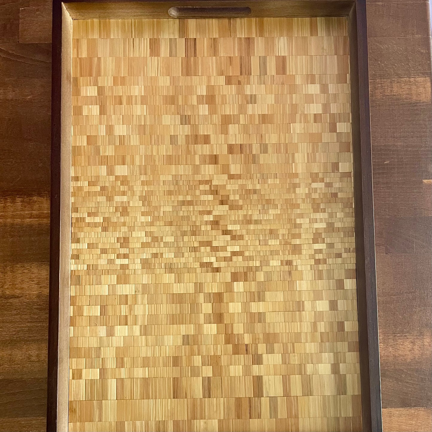 Mosaïque de lumière- Plateau en noyer et marqueterie de paille de seigle naturelle