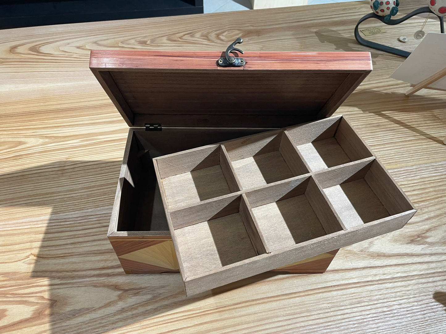 ÉCRIN SOLAIRE
Coffret en bois marqueté de paille – pièce unique