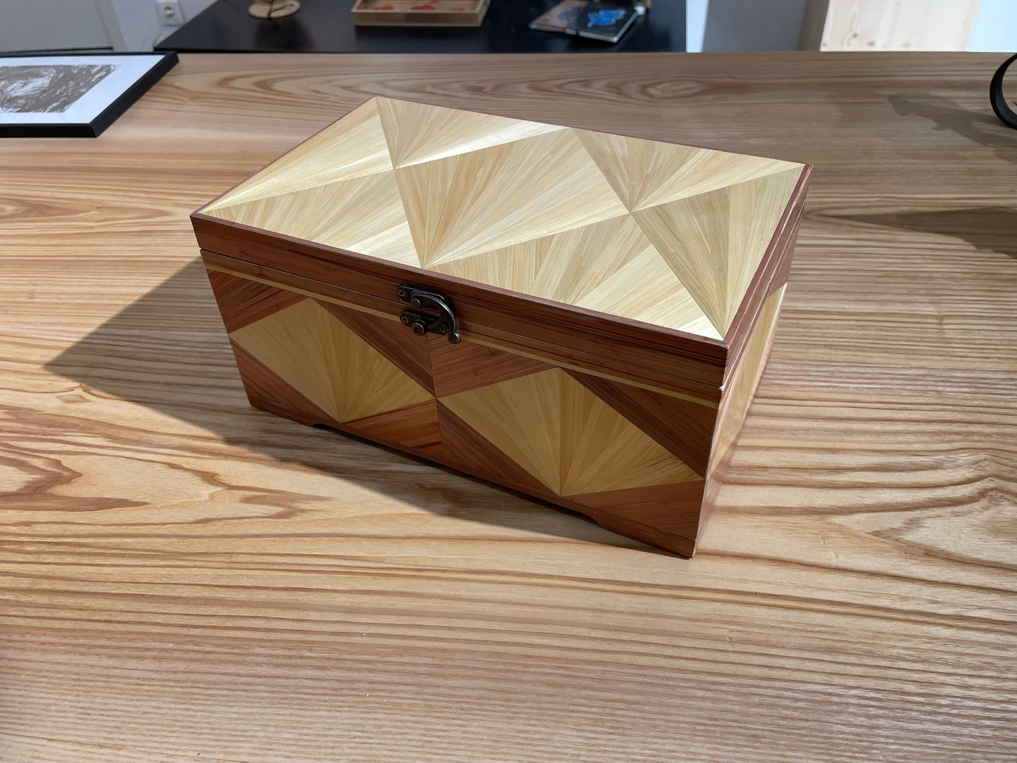 ÉCRIN SOLAIRE
Coffret en bois marqueté de paille – pièce unique