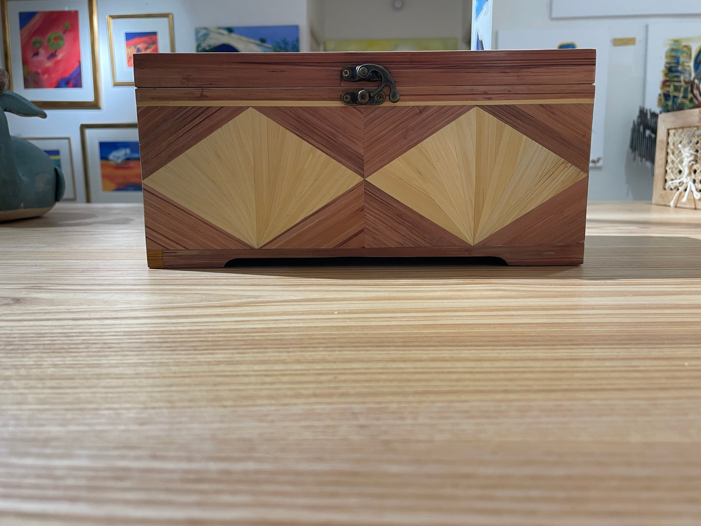 ÉCRIN SOLAIRE
Coffret en bois marqueté de paille – pièce unique