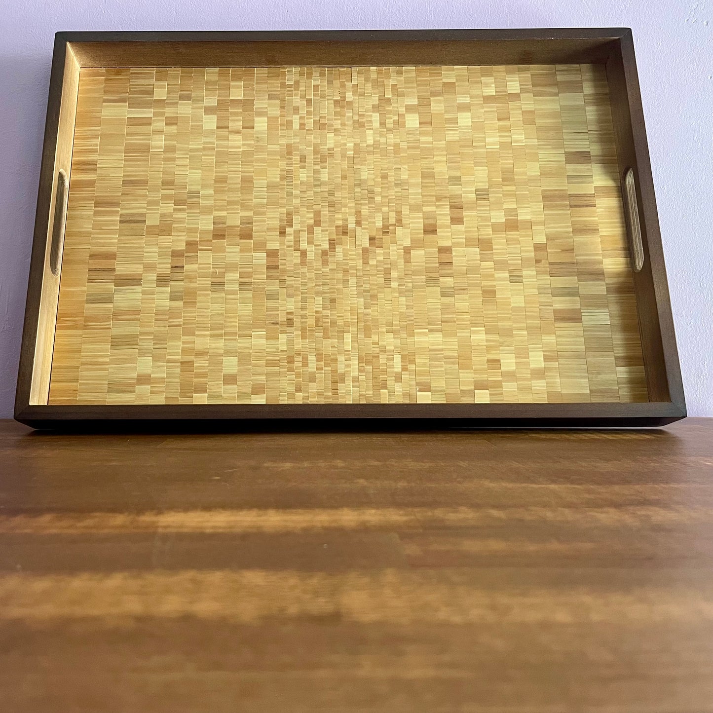 Mosaïque de lumière- Plateau en noyer et marqueterie de paille de seigle naturelle