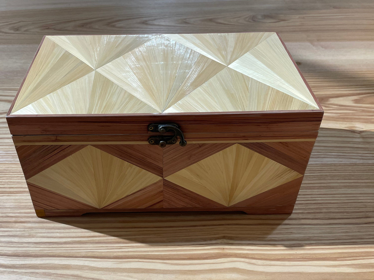 ÉCRIN SOLAIRE
Coffret en bois marqueté de paille – pièce unique