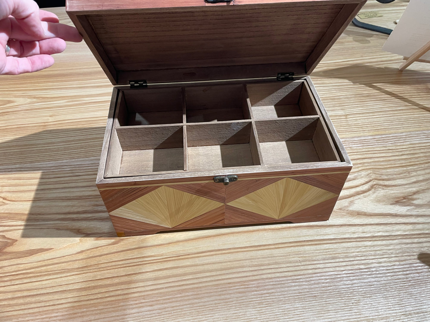 ÉCRIN SOLAIRE
Coffret en bois marqueté de paille – pièce unique